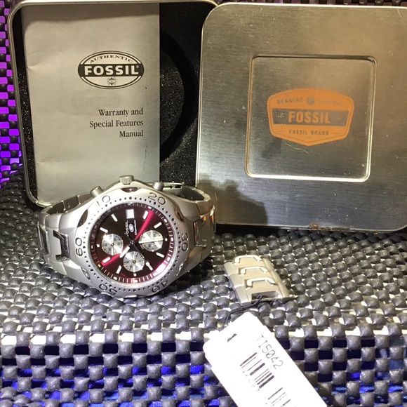 Rare Fossil Titanium w/Black Cherry dial ~ NWT - Picture 2 of 9